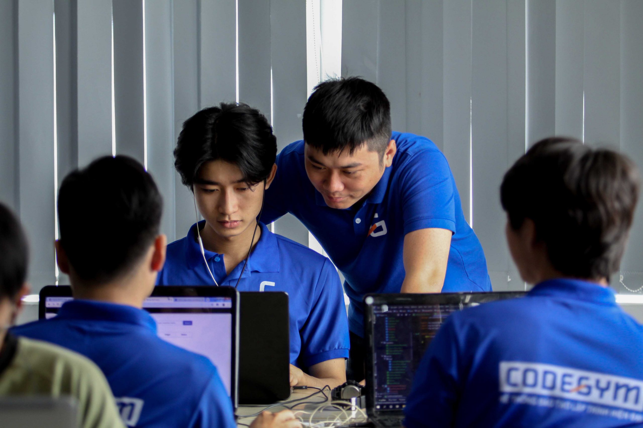 tutor-huong-dan-hoc-vien-hoc-lap-trinh