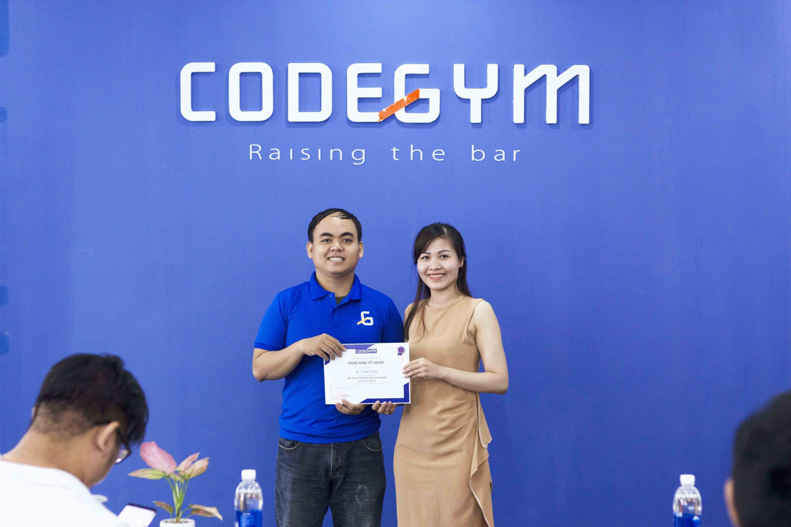 Giám đốc đào tạo trao chứng chỉ khóa lập trình Java cho học viên