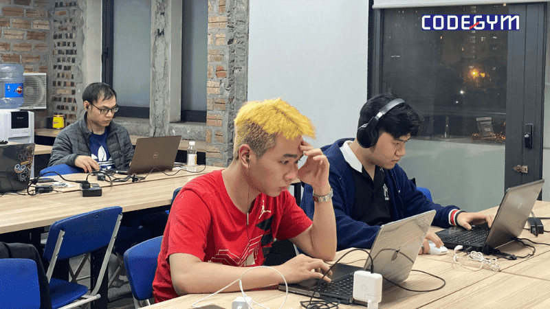 Nhược điểm khi học lập trình tại nhà