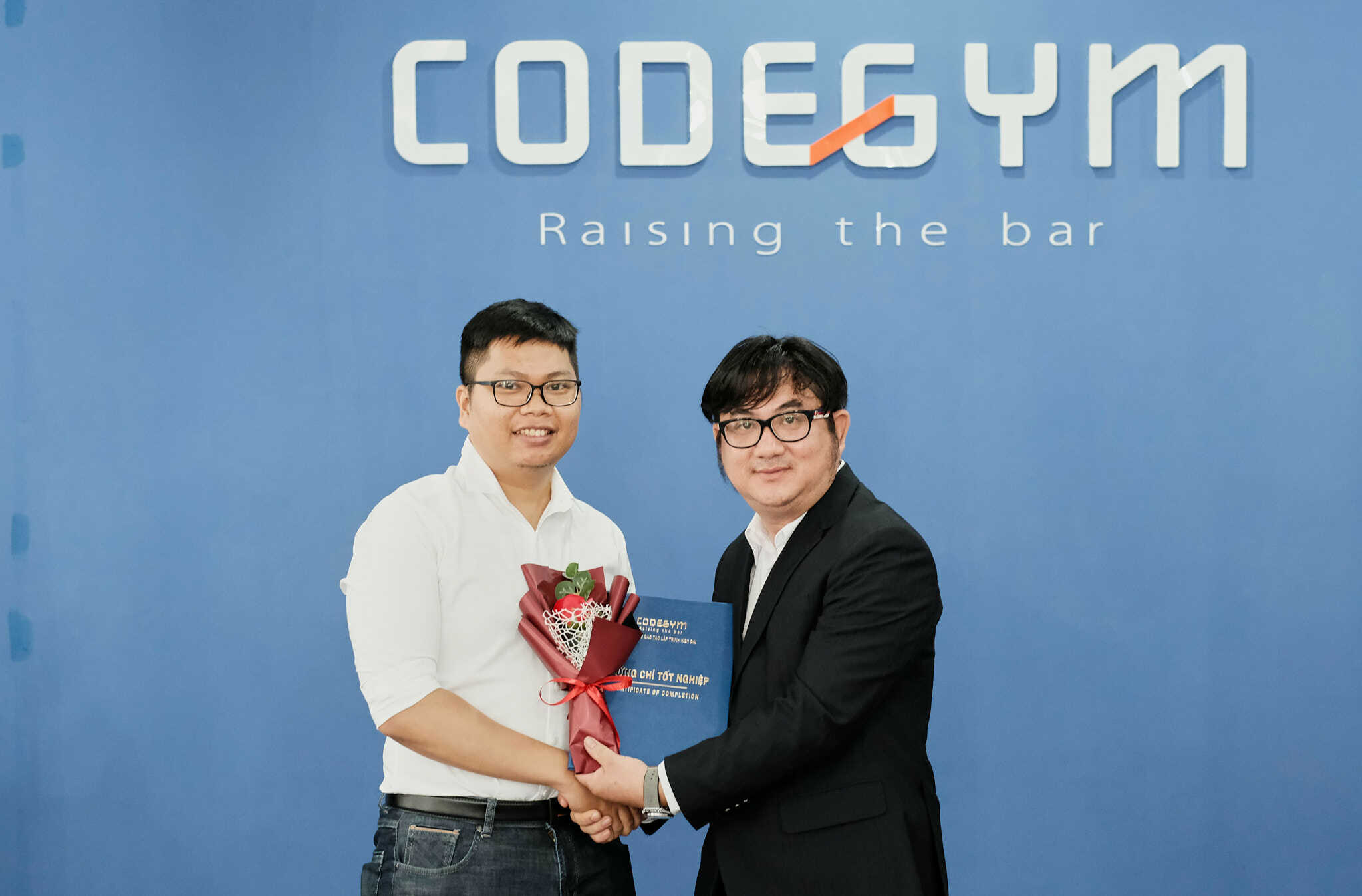 Trao bằng tốt nghiệp cho học viên