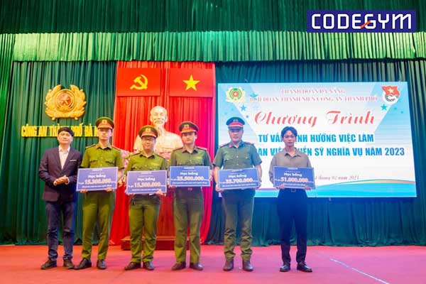 CEO CodeGym Đà Nẵng trao học bổng