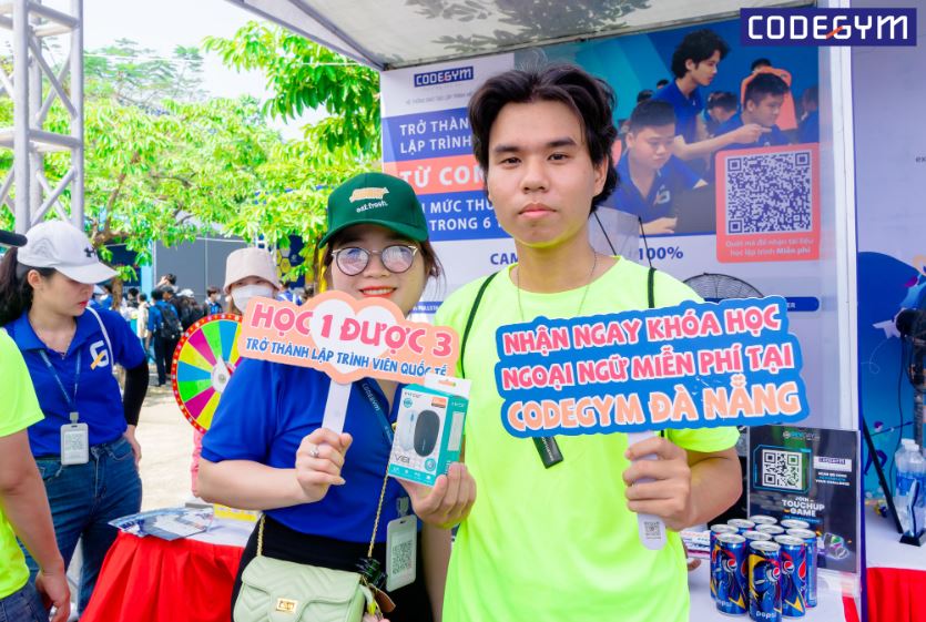 Người tham gia sự kiện DevDay nhận quà