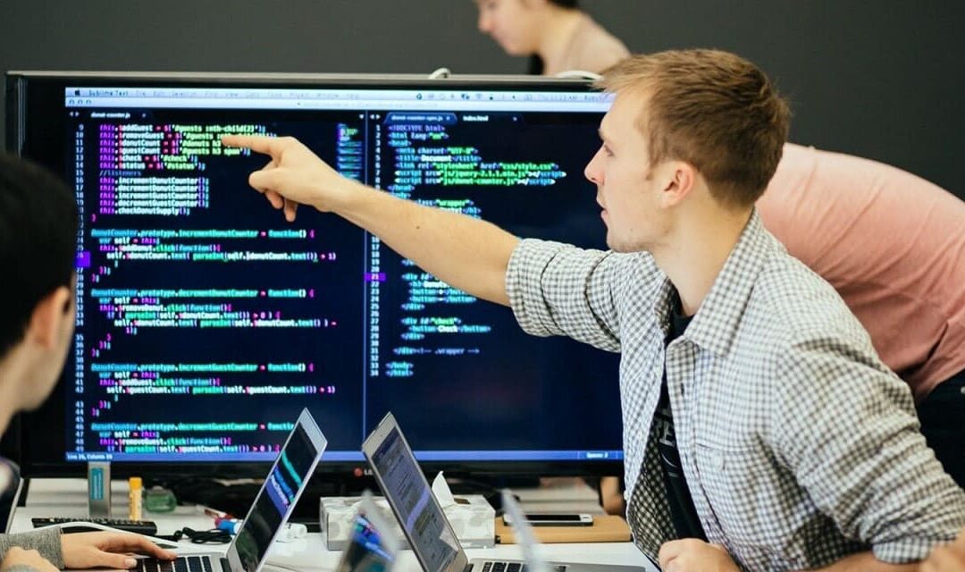 Lập trình viên là gì? Kỹ năng cần có để trở thành lập trình viên