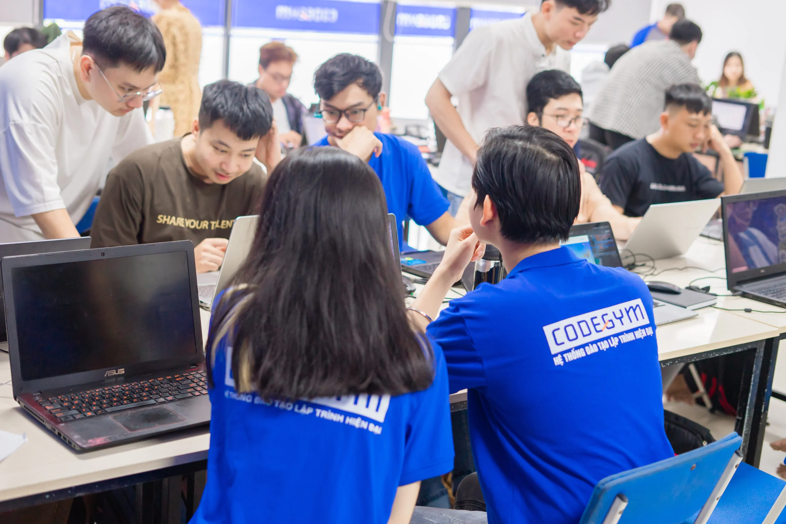 Học lập trình tại trung tâm